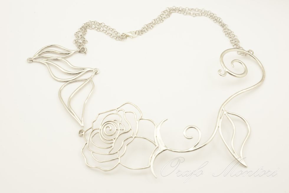 Girocollo a rose